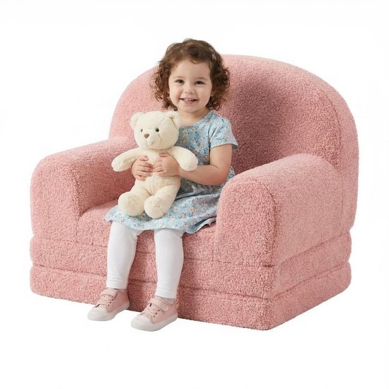 Een jong meisje met krullend haar zit op een roze teddyfleece kinderstoel met een teddybeer.