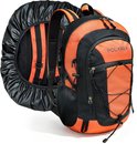 Oranje en zwarte Polarex rugzak met een opgevouwen zwarte regenhoes ernaast.