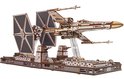 Houten model van een TIE Fighter en een X-wing fighter op een Star Wars-stand met geschuttorens.