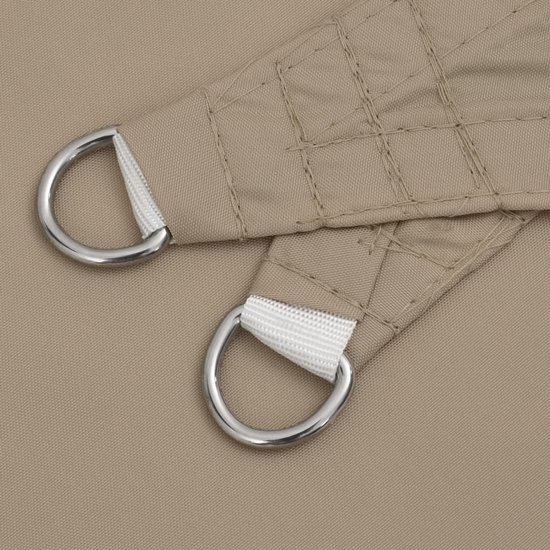 Gedetailleerde close-up van de beige stof van een schaduwdoek met D-ringen.