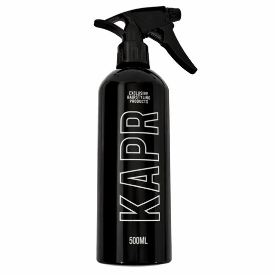 Zwarte KAPR waterspuit van 500ml met witte letters en de tekst "EXCLUSIVE HAIRSTYLING PRODUCTS".