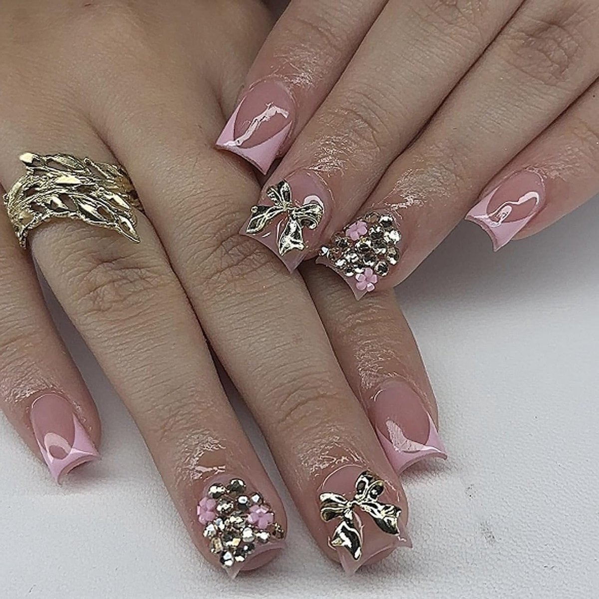 Set van 24 Roze Valse Nagels, Korte Vierkante Nagels met Franse Tips en 3D Zilveren Strik Ontwerp voor een Elegante Look