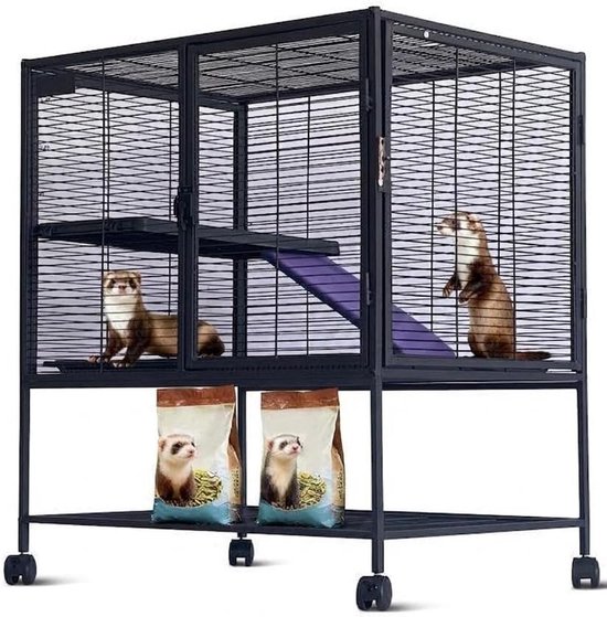 Zwarte metalen hamsterkooi met twee fretten, een paarse helling en zakken met voer onderaan.