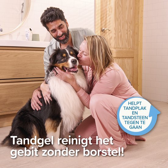 Een vrouw kust een hond, met een man op de achtergrond. Tekst: "Tandgel reinigt het gebit zonder borstel!".
