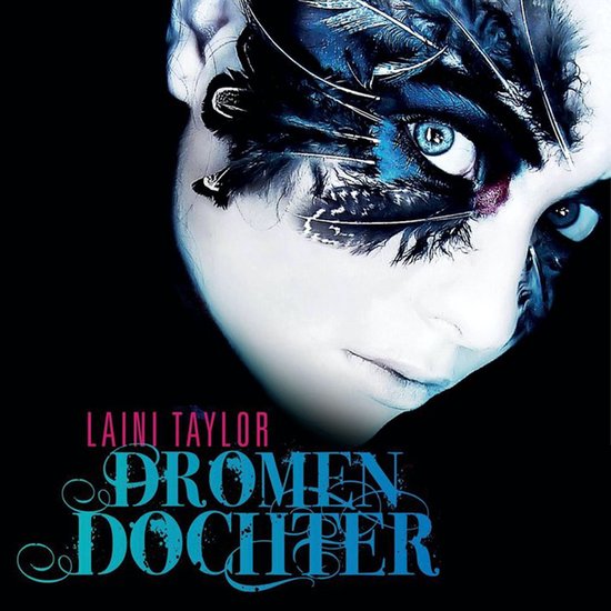 De cover van het boek "Dromendochter" met een close-up van een gezicht met donkere verenmake-up rond de ogen.
