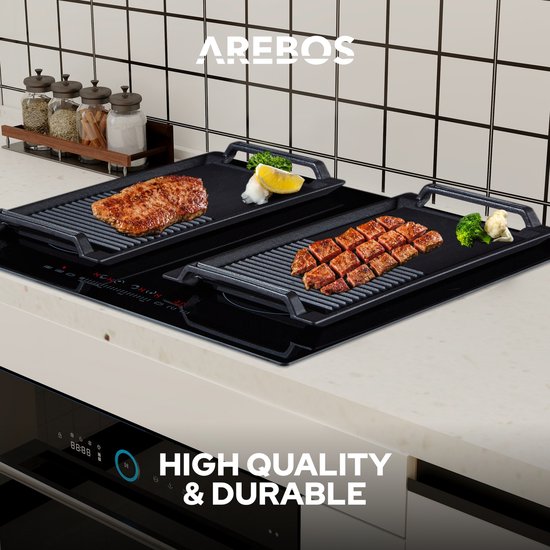 Twee zwarte grillplaten met steak en vleesreepjes op een inductiekookplaat, met tekst 'HIGH QUALITY & DURABLE'.