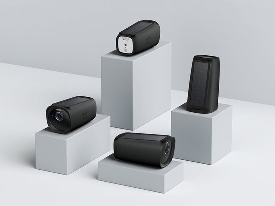 Vier zwarte eufyCams, sommige met zonnepanelen, op displayblokken.