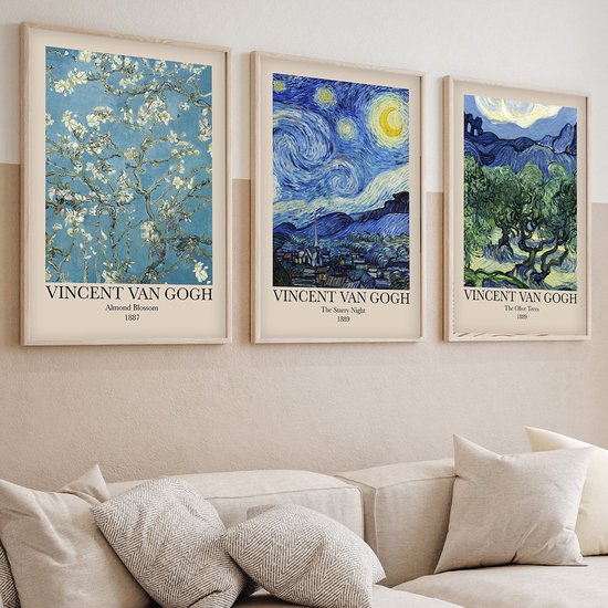 Drie ingelijste reproducties van Vincent van Gogh: Amandelbloesem, De Sterrennacht en Olijfbomen.