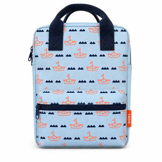 Lichtblauwe rugzak met een all-over print van roze papieren bootjes en donkerblauwe golven.