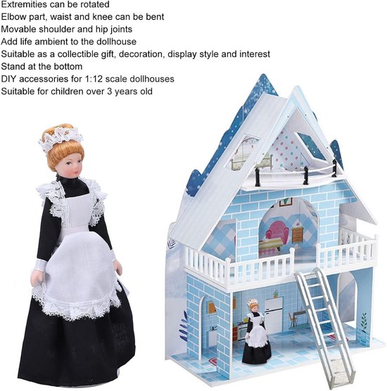 Dienstmeisje pop naast een gestileerd blauw-wit poppenhuis met veel details.