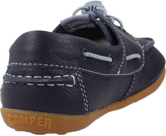 Donkerblauwe leren veterschoen met witte stiksels, lichtblauwe veters en bruine zool.
