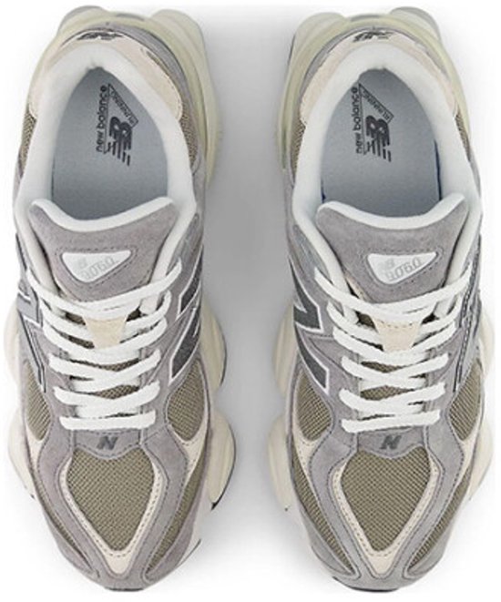 Bovenkant van grijze New Balance 9060 sneakers met witte veters en beige mesh.