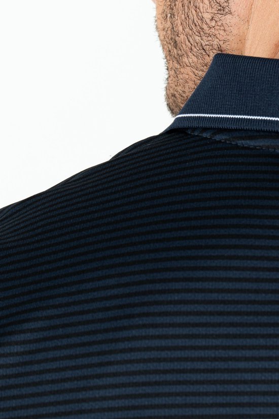 Donkerblauwe polo met fijne zwarte strepen en witte bies bij de kraag.