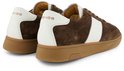Zijaanzicht van bruine suède sneakers met witte accenten en Rehab logo.