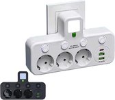 Witte stekkerdoos met 3 stopcontacten, 2 USB-poorten en 1 USB-C-poort, aangesloten op een stopcontact.