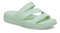 Lichtgroene Crocs slipper met drie bandjes en een dikke, lichtgroene zool.