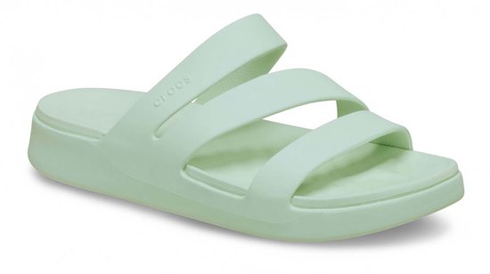 Lichtgroene Crocs slipper met drie bandjes en een dikke, lichtgroene zool.