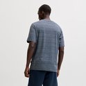 Donkerblauw, gemêleerd T-shirt met korte mouwen, gedragen door een man.