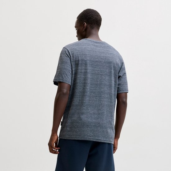 Donkerblauw, gemêleerd T-shirt met korte mouwen, gedragen door een man.
