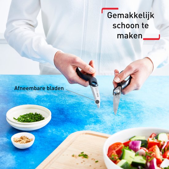 Zwarte keukenschaar met afneembare bladen voor makkelijk schoonmaken, snijdt bieslook fijn.
