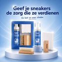 Pooms sneaker verzorgingsset met schuimreiniger, borstels en doekjes. Blauwe presentatiebox op een podium.