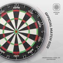 Een officieel dartbord met rode, groene en zwarte vakken en de tekst 'OFFICIAL MATCH SIZE'.