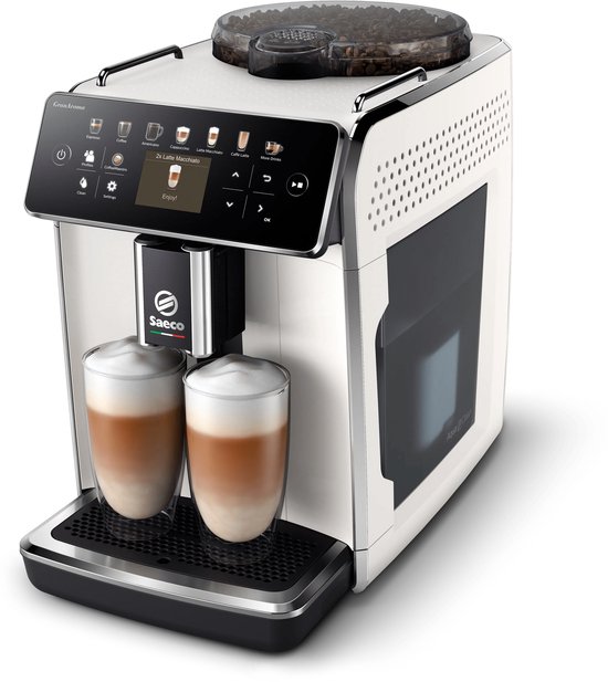 Witte Saeco GranAroma volautomatische espressomachine met twee glazen latte macchiato's.