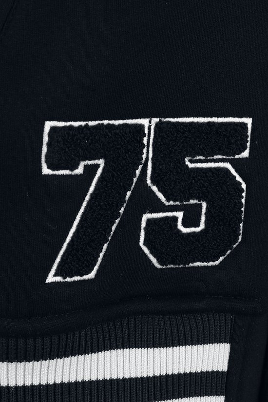 Witte geborduurde "75" op een zwarte achtergrond, met een gestreepte zoom.