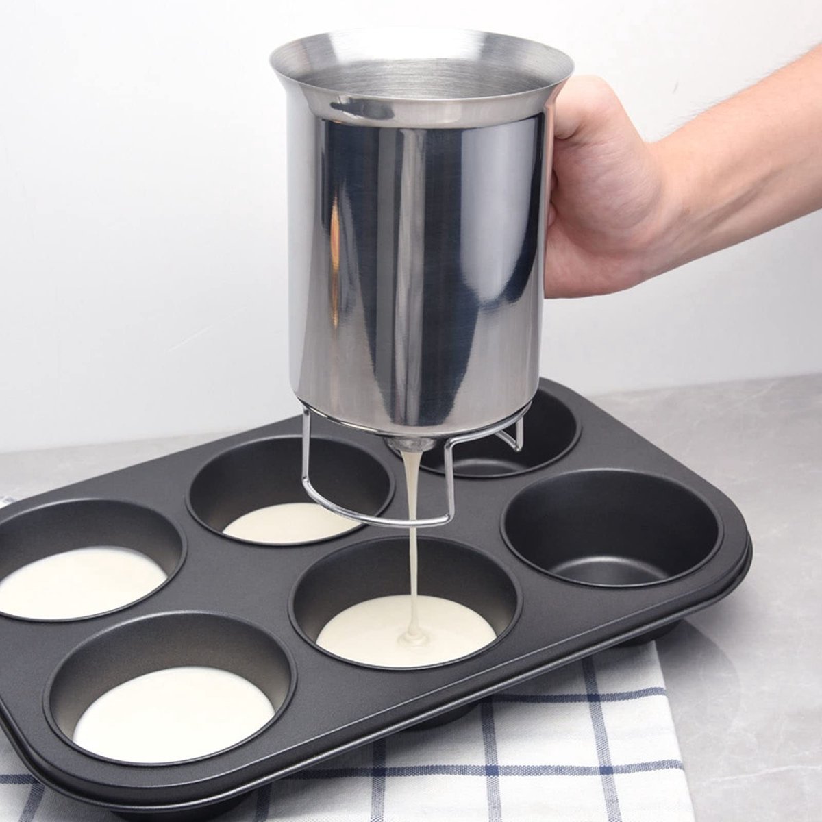Dailygoods - Dailygoody - Pannenkoekbeslag Dispenser - Roestvrijstaal - Handgreep voor Nauwkeurige Snelheid - 850ml - Geschikt voor Wafels en Taarten - Bakbenodigd