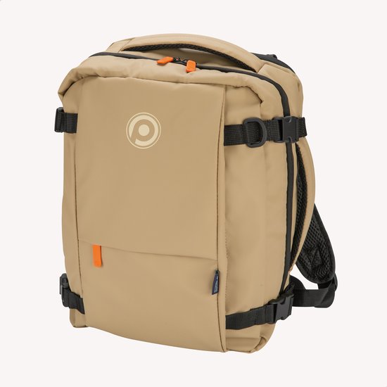 Zandkleurige rugzak met oranje ritsen, zwarte gespen en een cirkelvormig logo op de voorkant.
