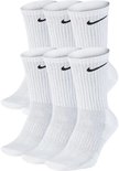 Zes paar witte Nike sokken met zwarte logo's.