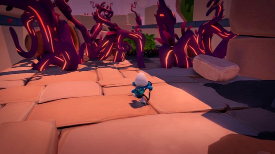 Een Smurf loopt over een stenen pad tussen kronkelende, paarse planten met rode gloed.