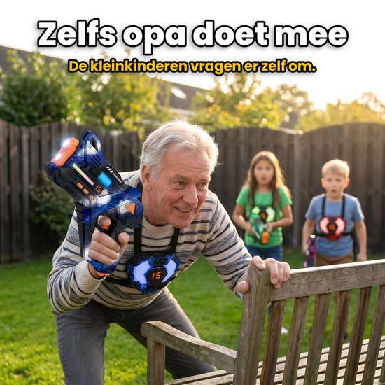 Oudere man en kinderen spelen buiten met laserpistolen. De man heeft een blauw/zwart laserpistool.