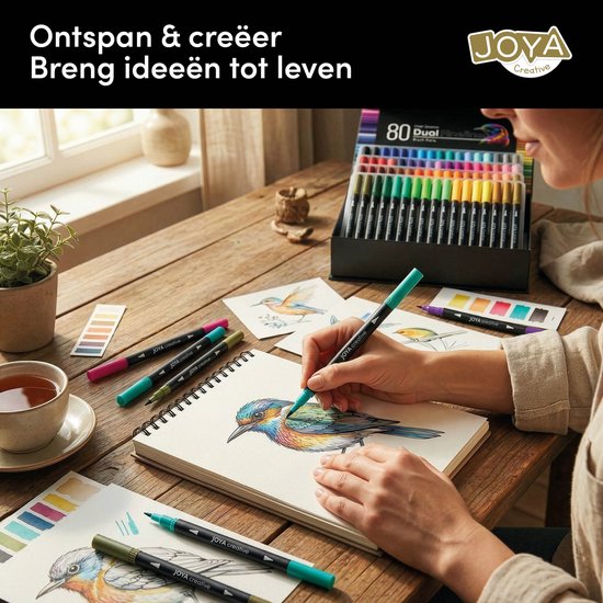 Vrouw tekent een kleurrijke vogel met een groene Dual Fineliner pen, naast een open doos met pennen.