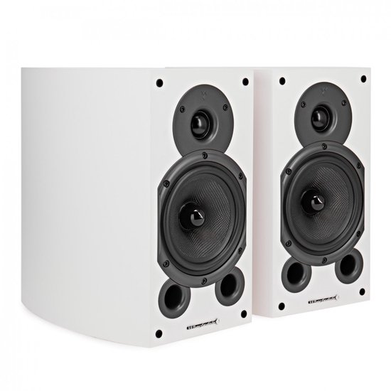 Twee witte Wharfedale Diamond 9.1-luidsprekers in een hoekopstelling, tonen de drivers en poorten.