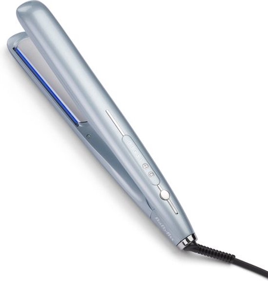 Een lichtblauwe BaByliss stijltang met glanzende platen, een gestroomlijnd ontwerp en digitale instellingen.