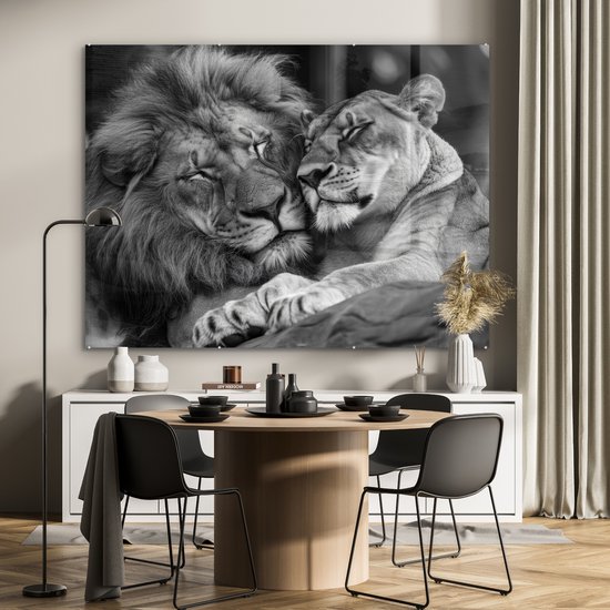 MuchoWow® Glasschilderij 160x120 cm - Schilderij acrylglas - Leeuwen - Dieren - Zwart - Wit - Leeuw - Foto op glas - Muurdecoratie woonkamer - Wanddecoratie slaapkamer - Schilderijen