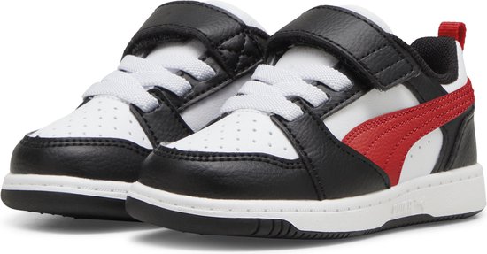 Een paar kindersneakers in wit, zwart en rood met klittenbandsluiting.