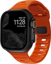 Zwart Apple Watch met oranje siliconen bandje, close-up