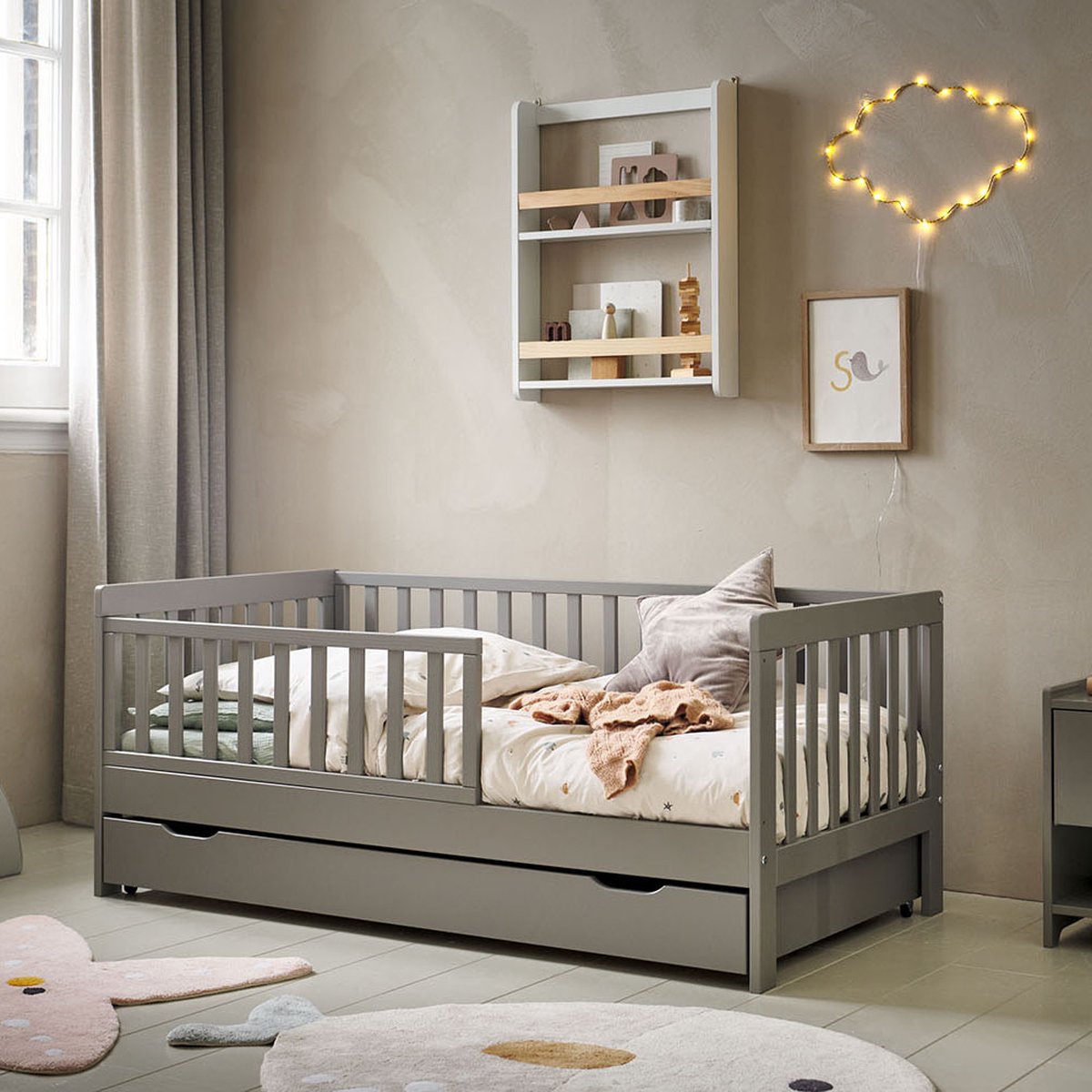 Petite Amélie Peuterbed 140x70 cm - Grijs Kinderbed - Creëer een Veilige & Stijlvolle Slaapomgeving - Voor Kleintjes die Hun Ledikant Ontgroeid Zijn - Plume Collectie