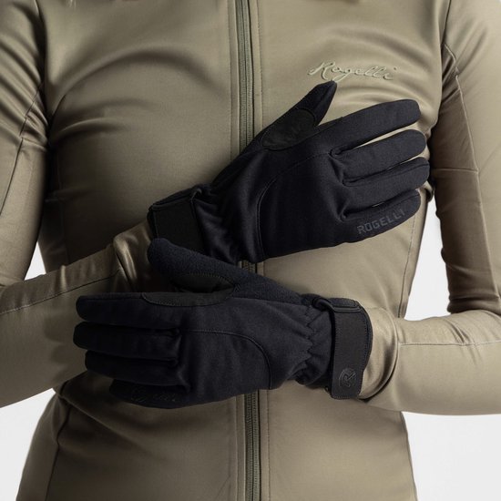 Een model draagt zwarte Rogelli winter fietshandschoenen met antislip grip.