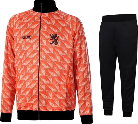 Compleet oranje trainingspak met geometrisch patroon en zwarte broek.