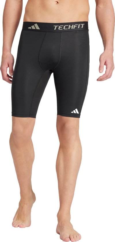Zwarte Techfit compressie korte legging met Adidas logo op de pijp en tailleband.