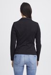 Zicht op de achterkant van een vrouw in een zwarte getailleerde blazer en spijkerbroek.