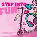 Roze AREBOS step met "STEP INTO FUN!" en decoratieve stickers van ijsje, koptelefoon en mond.