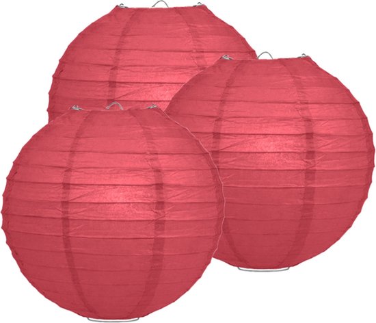 Drie rode papieren lampionnen.