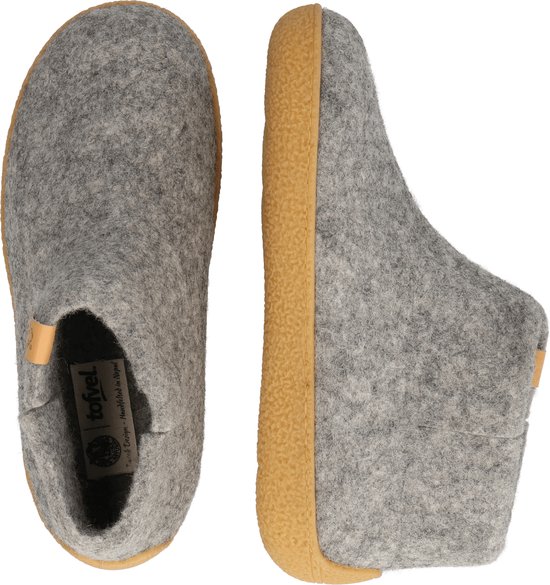Grijze wollen pantoffels met leren labels en bruine zolen, van boven en opzij gezien.