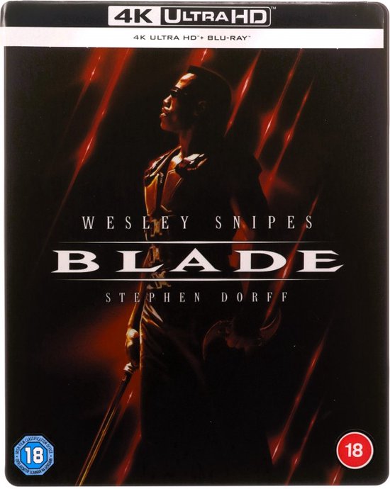 Voorzijde van de Blade 4K Ultra HD Blu-ray hoes met Wesley Snipes die naar links kijkt, met een rode gestreepte achtergrond en de titel 'BLADE'.