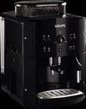 Zwarte Krups volautomaat espressomachine met koffiebonen in reservoir.