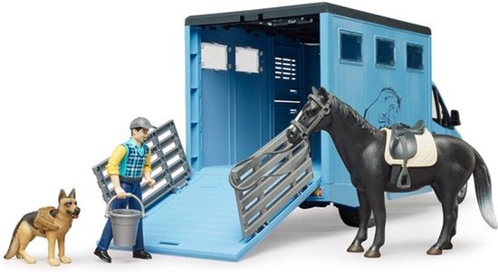 Lichtblauwe Bruder paardenwagen met open laadklep. Een man met emmer en een hond staan ernaast, een paard op de laadklep.